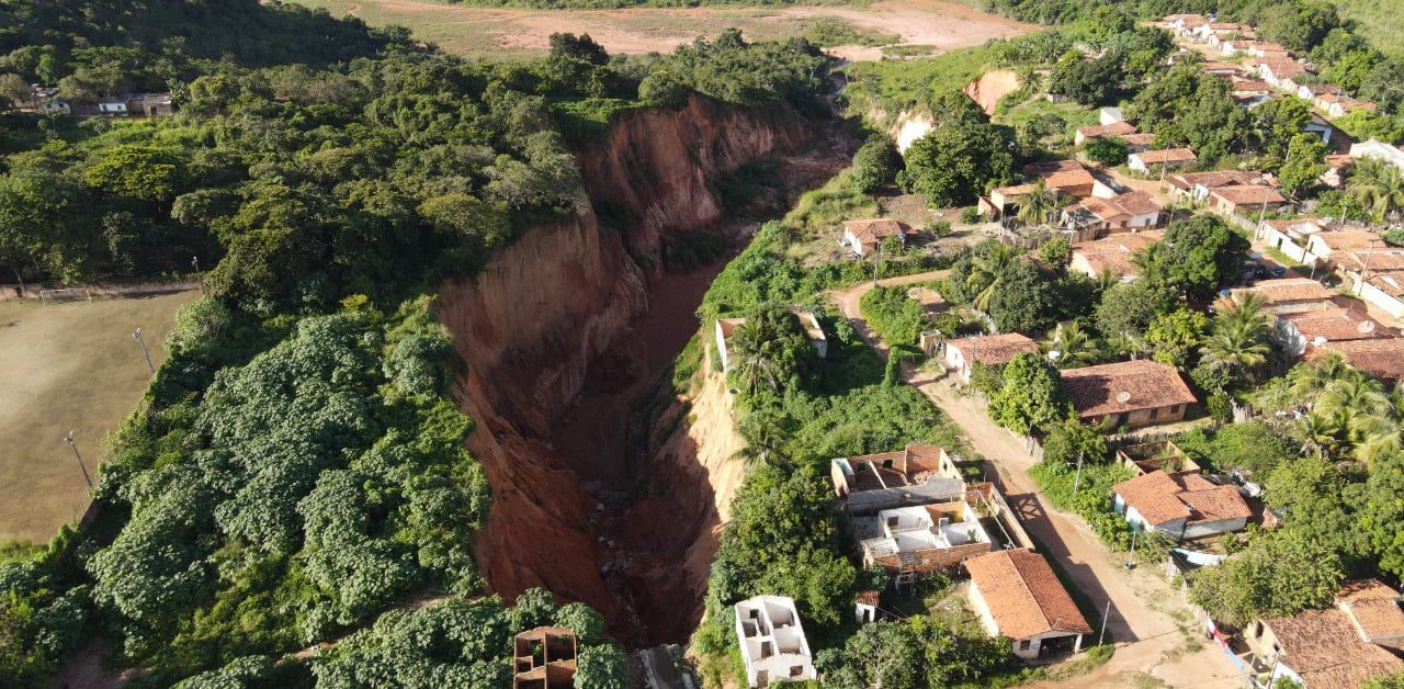 Quase 30 crateras gigantescas que avançam em Buriticupu