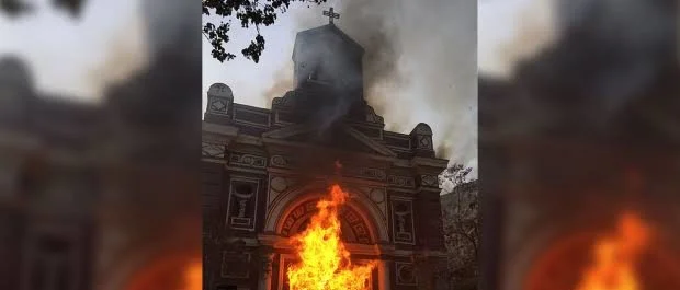 Terroristas colocam fogo em mais uma igreja no Chile e