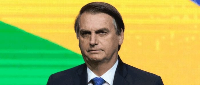 um close-up de uma pessoa vestindo um terno e gravata.