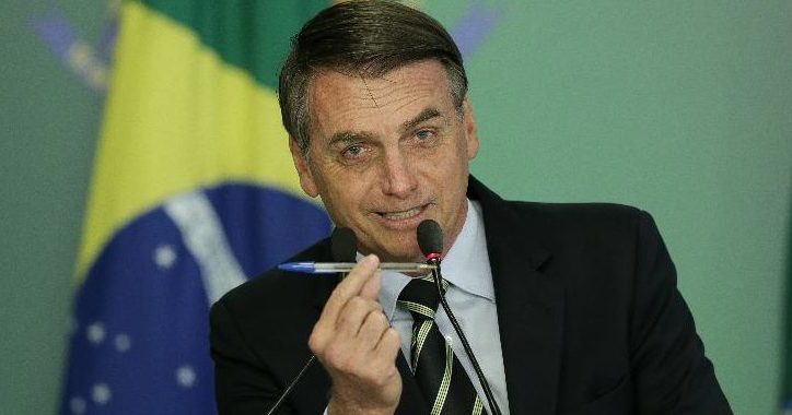 cropped jan o presidente jair bolsonaro assina decreto que modifica a regulamentacao para posse de arma de fogo no brasil  v x e