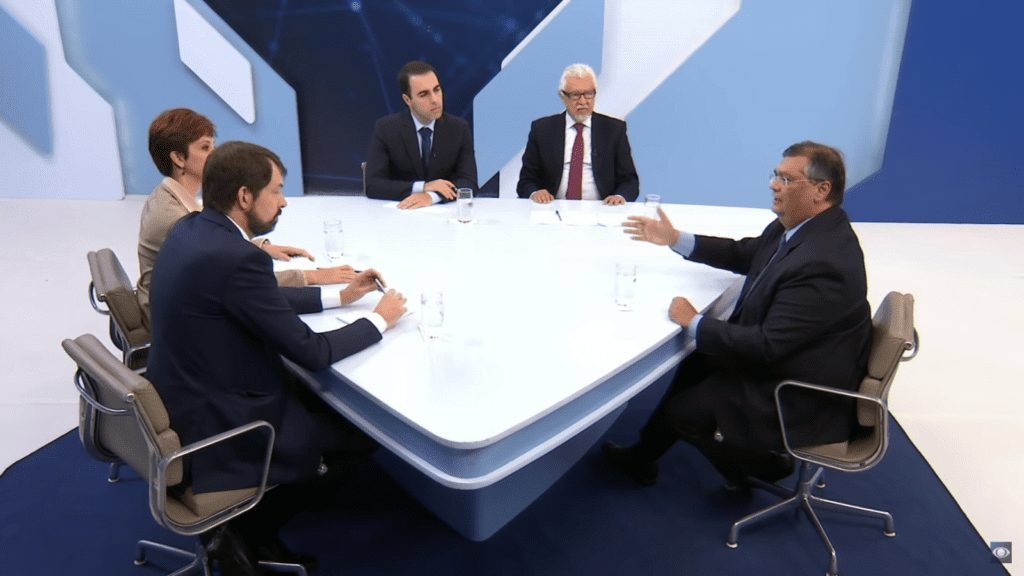 O governador Flávio Dino, sendo entrevistado pela bancada do programa Canal Livre, da Band