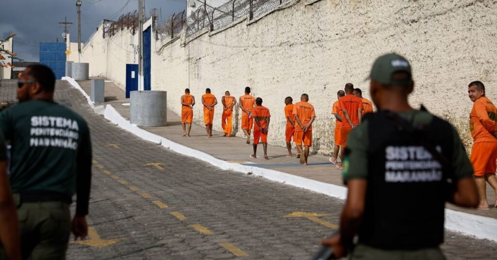 Detentos presos